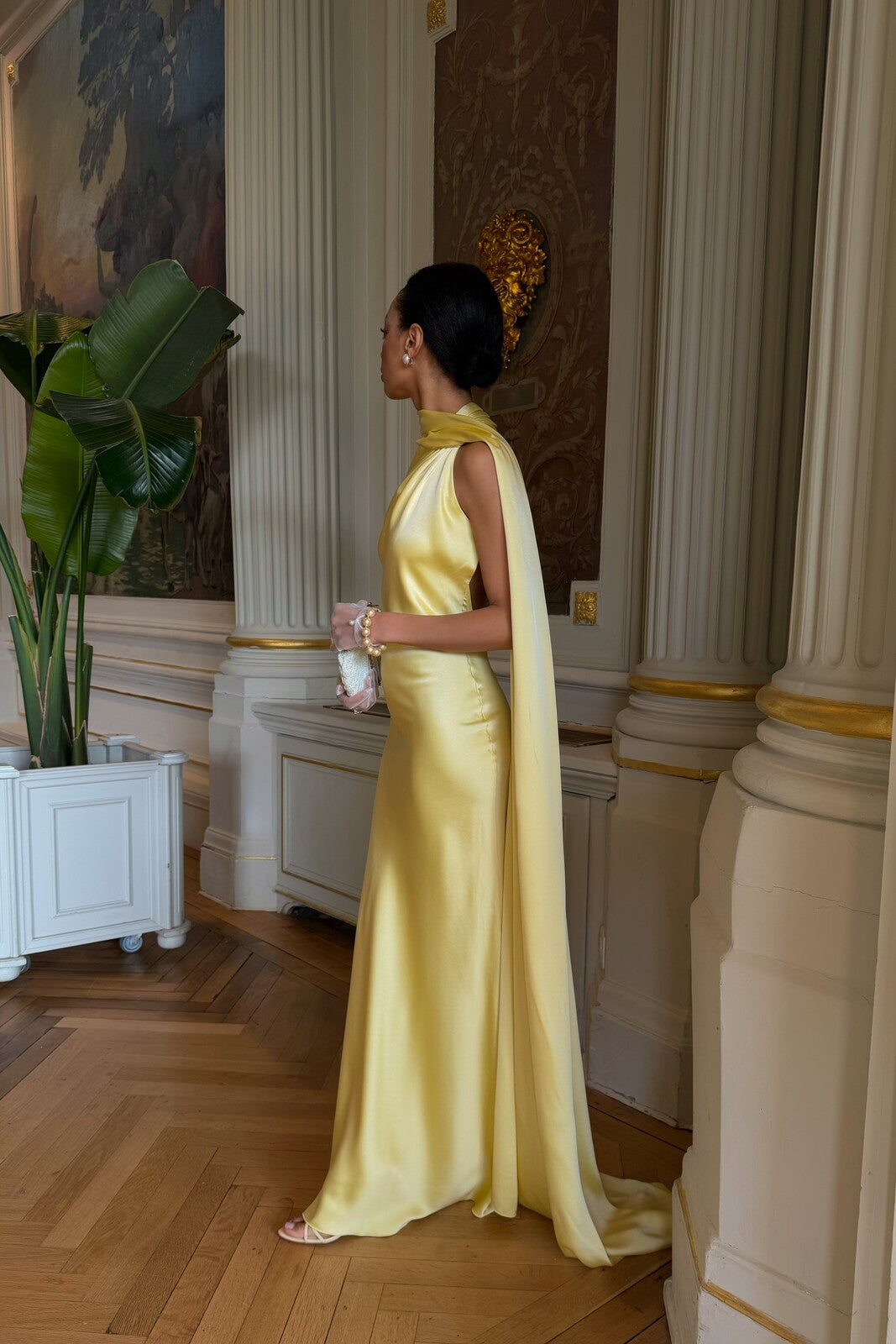 VESTIDO LARGO AMARILLO CLARO CON CAPA