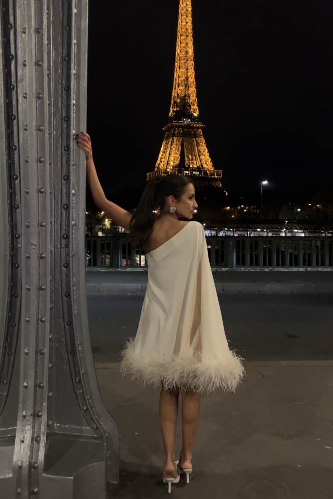 VESTIDO CORTO DE PERLAS CON MANGAS MURCIÉLAGO