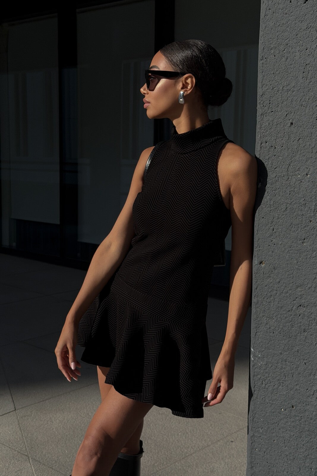 VESTIDO CORTO NEGRO CON TEXTURA DE CHEVRÓN