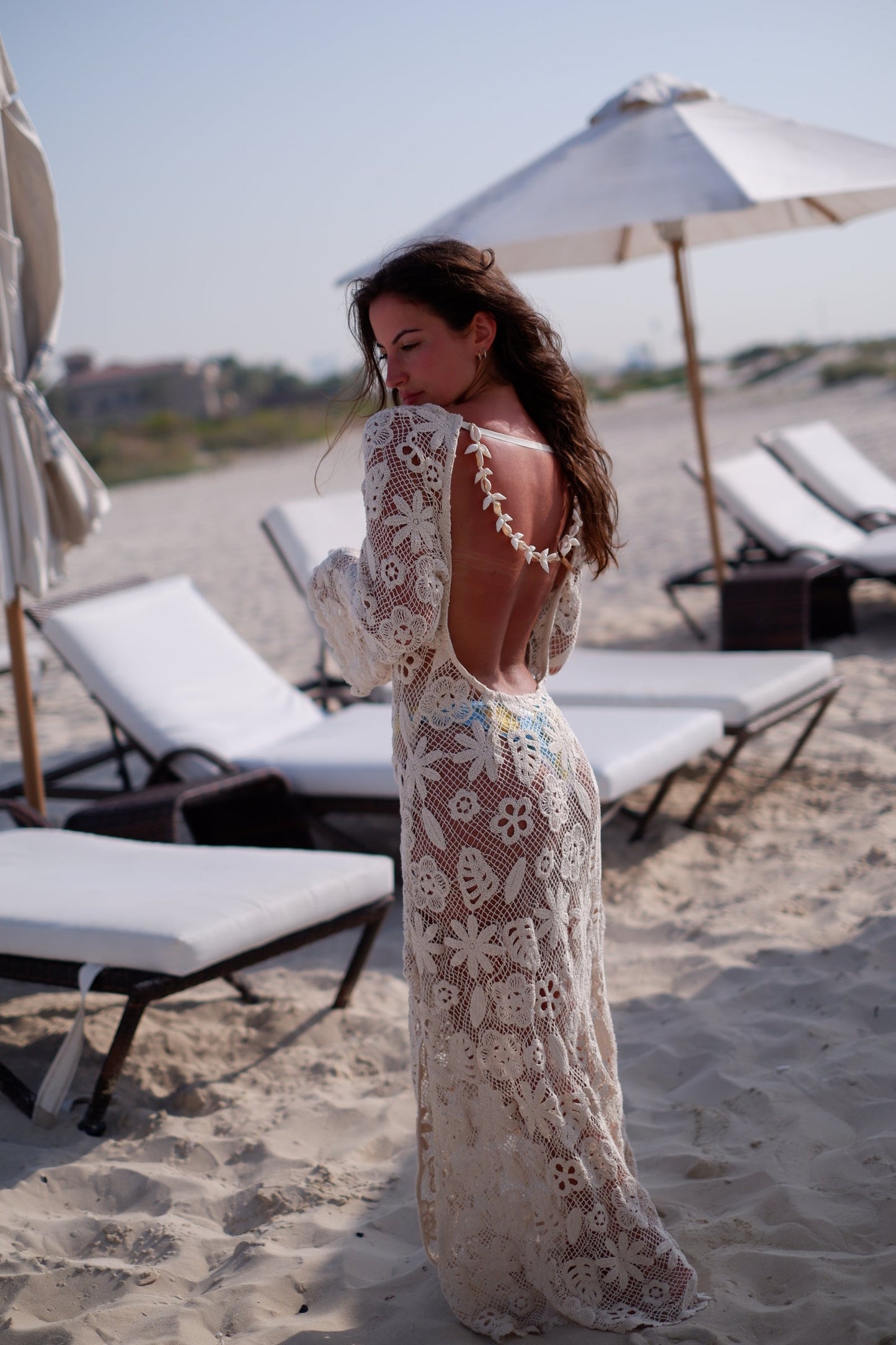 VESTIDO LARGO DE ENCAJE FLORAL CON CARACOLAS