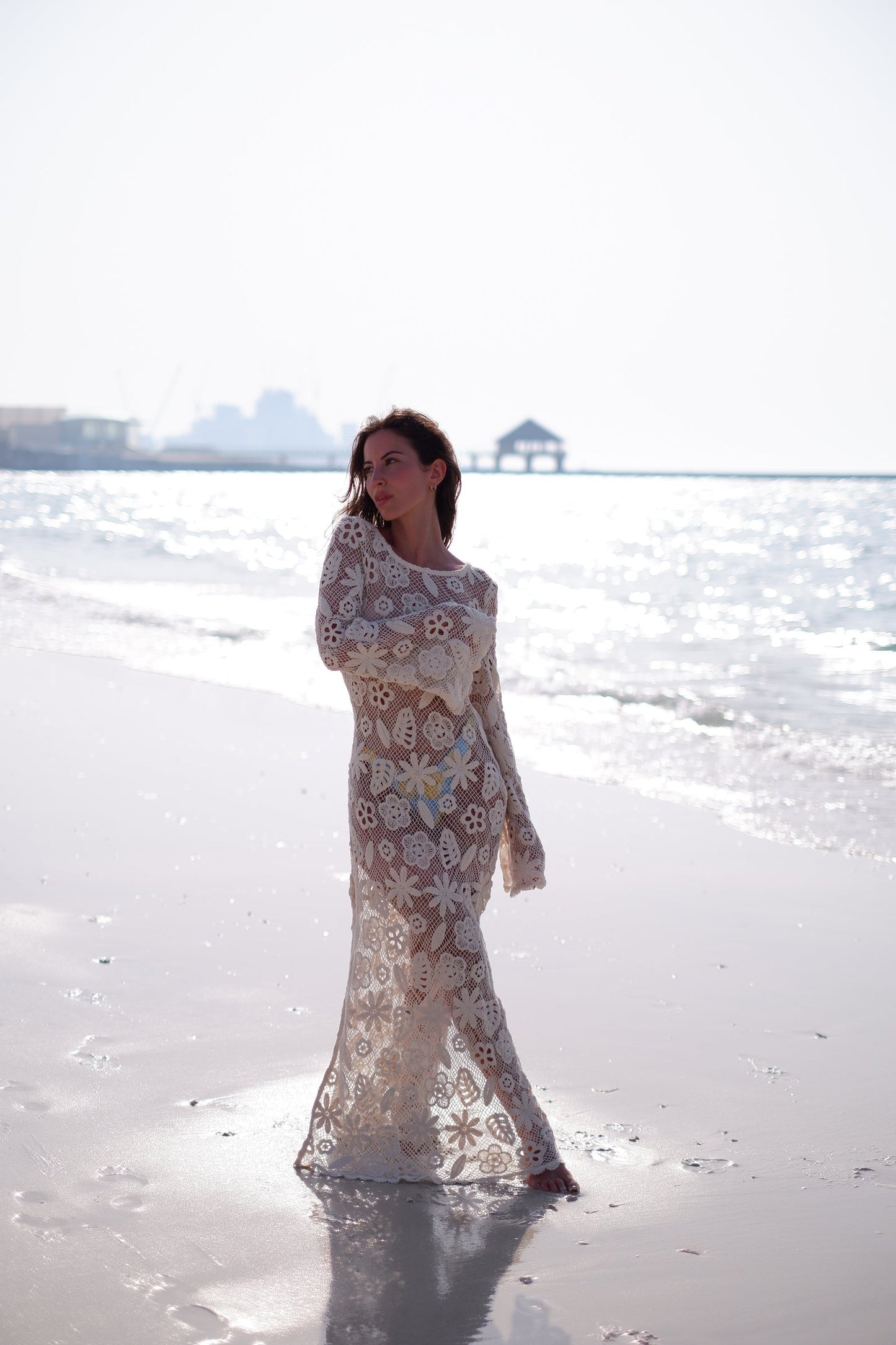 VESTIDO LARGO DE ENCAJE FLORAL CON CARACOLAS