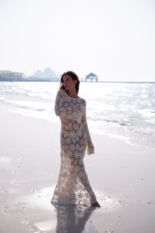 VESTIDO LARGO DE ENCAJE FLORAL CON CARACOLAS