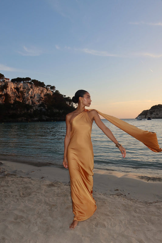 VESTIDO LARGO DORADO CON APLICACIÓN EN EL HOMBRO