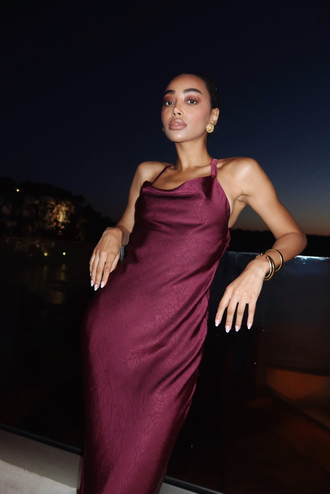 VESTIDO BURDEOS CON TEXTURA