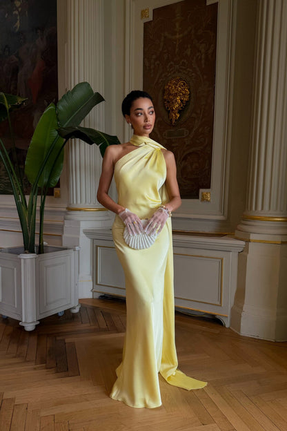 VESTIDO LARGO AMARILLO CLARO CON CAPA