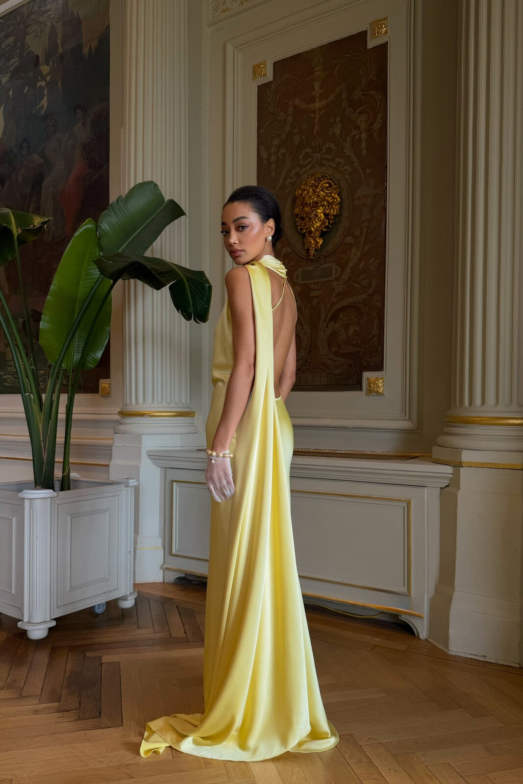VESTIDO LARGO AMARILLO CLARO CON CAPA