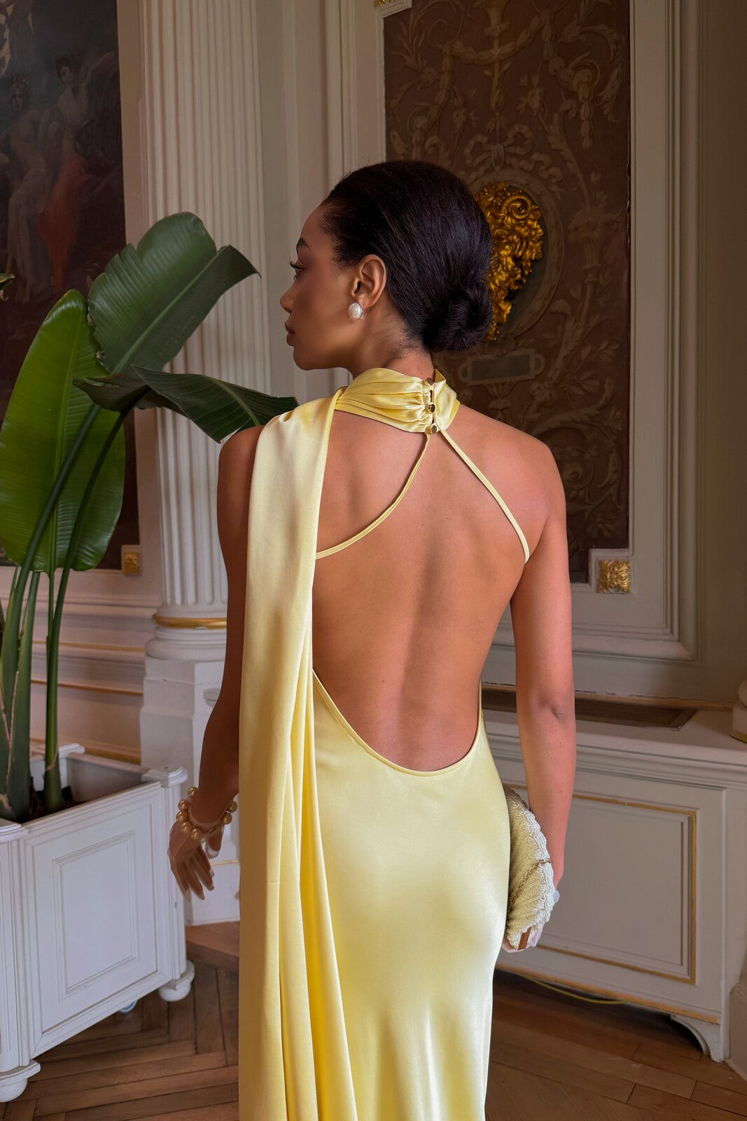 VESTIDO LARGO AMARILLO CLARO CON CAPA