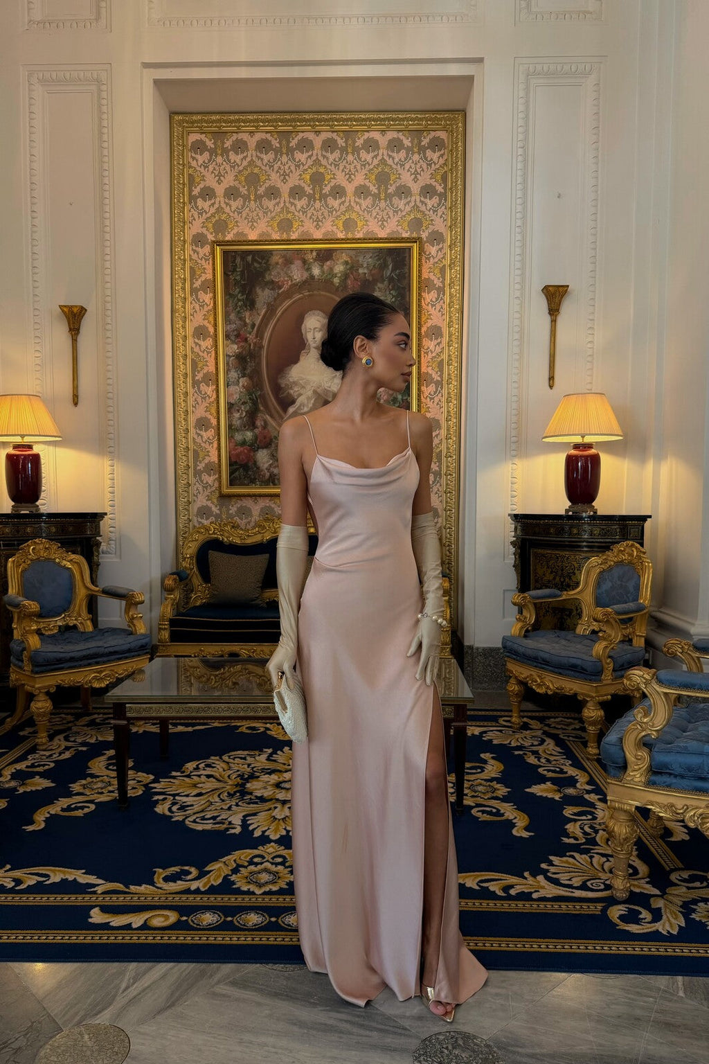 VESTIDO ROSA CON ESCOTE TRASERO PROFUNDO