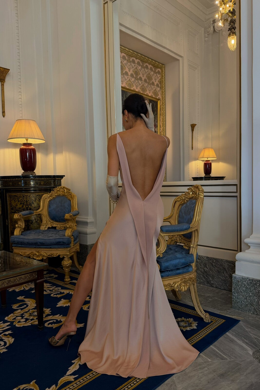 VESTIDO ROSA CON ESCOTE TRASERO PROFUNDO