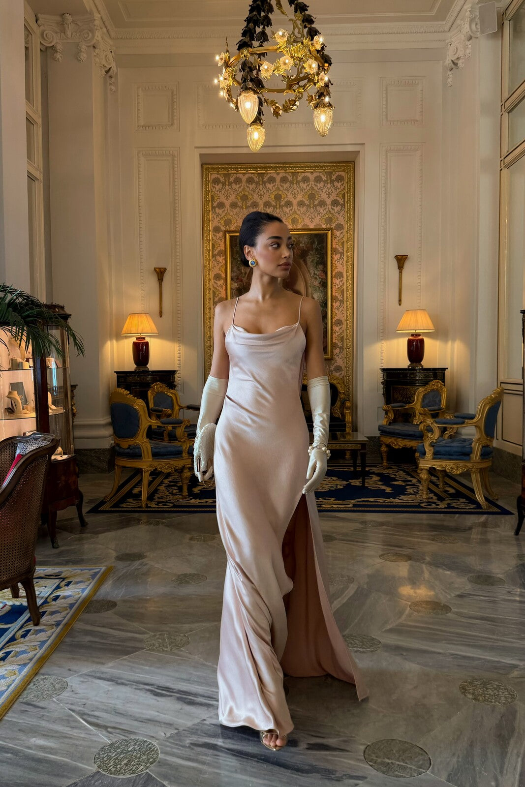 VESTIDO ROSA CON ESCOTE TRASERO PROFUNDO