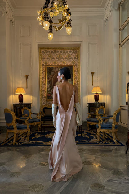 VESTIDO ROSA CON ESCOTE TRASERO PROFUNDO