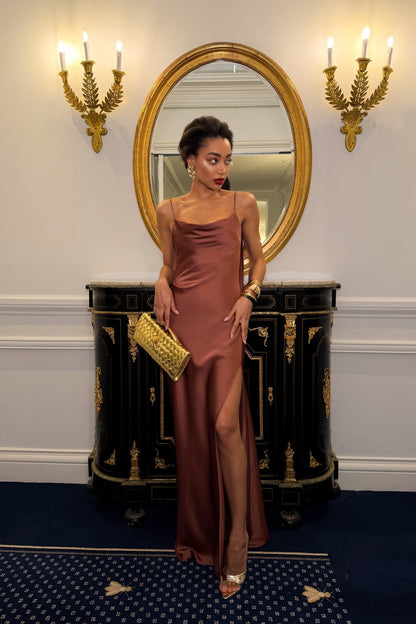 VESTIDO TERRACOTA OSCURO CON ESCOTE TRASERO PROFUNDO