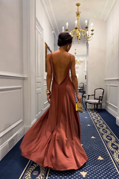 VESTIDO TERRACOTA OSCURO CON ESCOTE TRASERO PROFUNDO