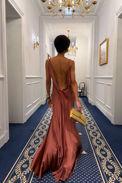 VESTIDO TERRACOTA OSCURO CON ESCOTE TRASERO PROFUNDO