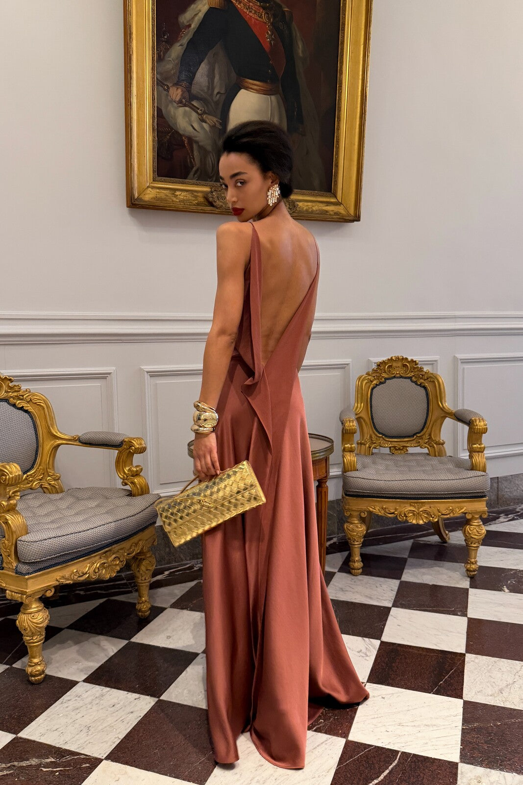 VESTIDO TERRACOTA OSCURO CON ESCOTE TRASERO PROFUNDO