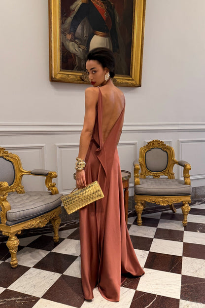 VESTIDO TERRACOTA OSCURO CON ESCOTE TRASERO PROFUNDO