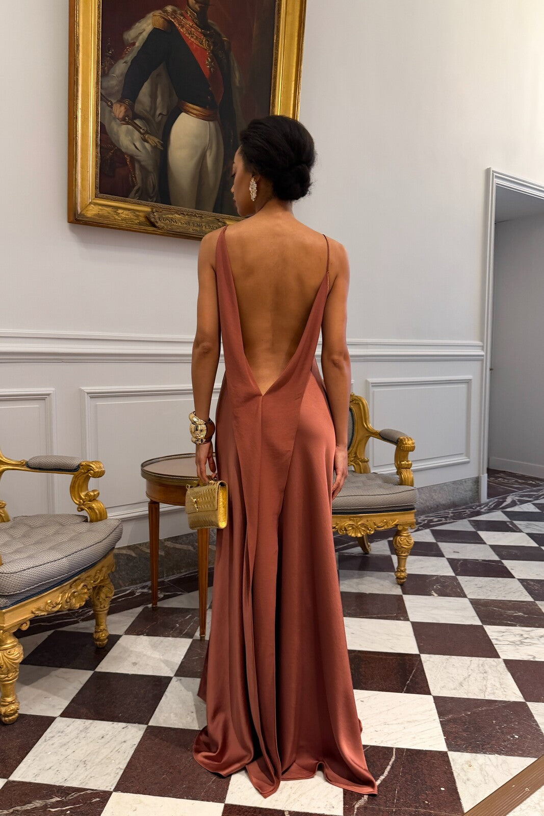 VESTIDO TERRACOTA OSCURO CON ESCOTE TRASERO PROFUNDO
