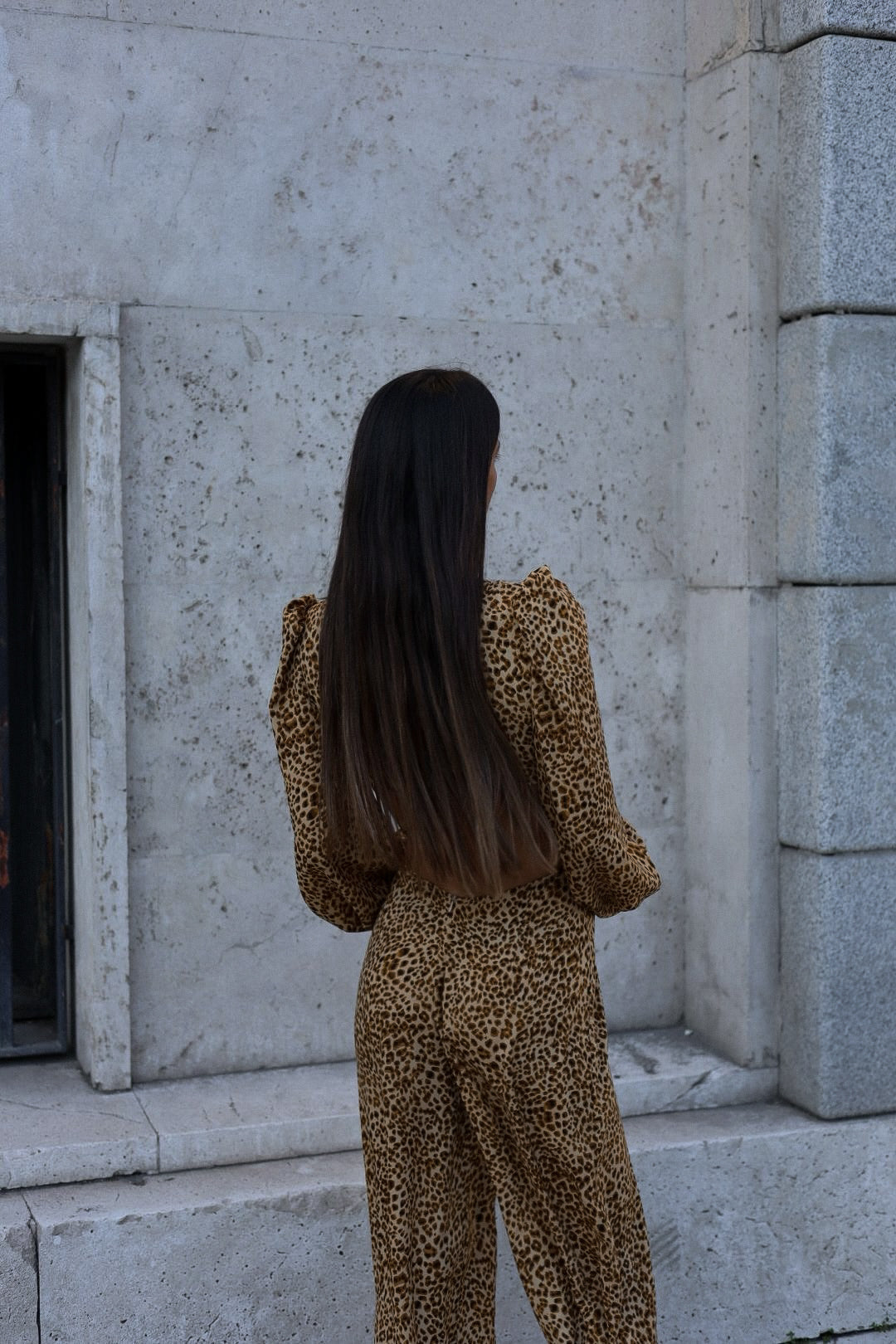 MONO CON ESTAMPADO DE LEOPARDO