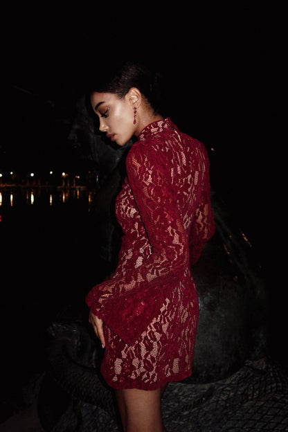 VESTIDO CORTO DE ENCAJE BURDEOS