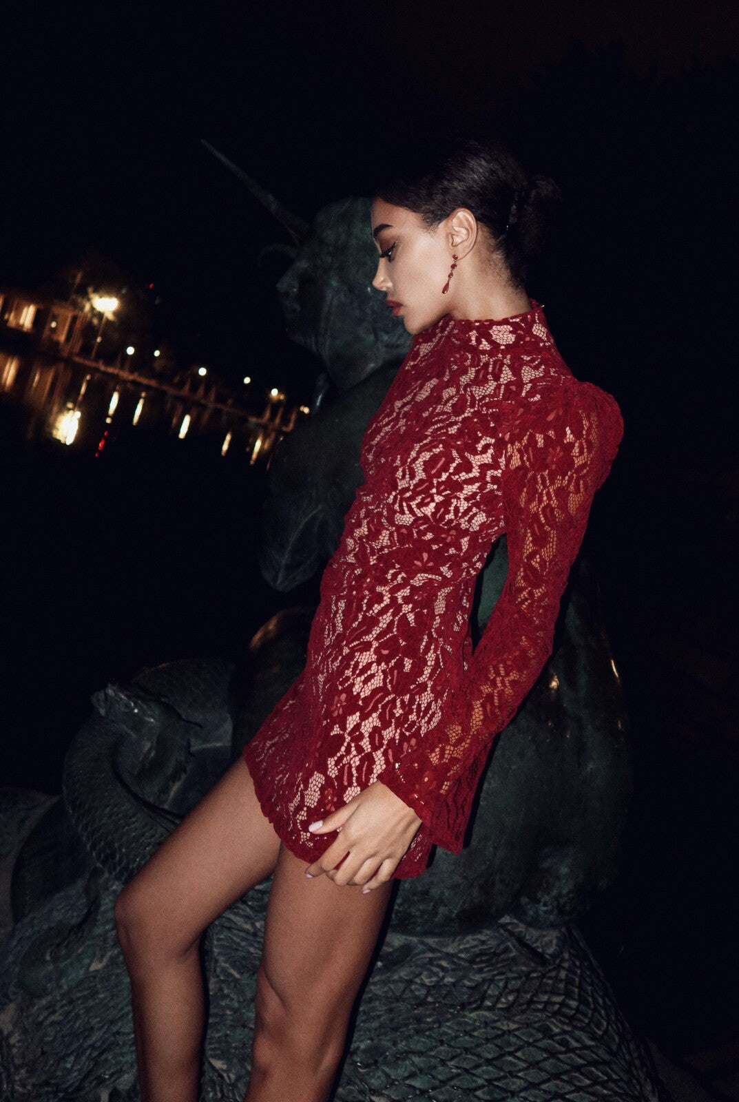 VESTIDO CORTO DE ENCAJE BURDEOS