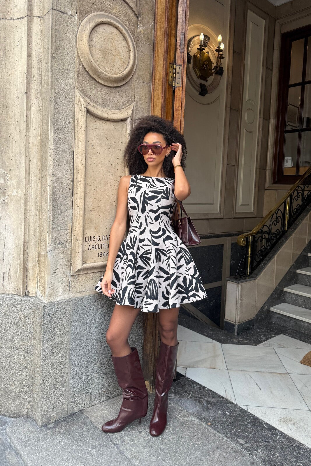 VESTIDO CORTO JACQUARD HOJAS NEGRO SIN MANGAS