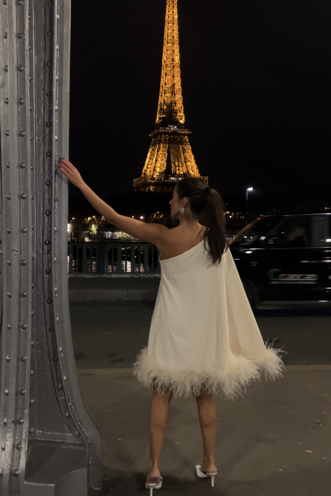 VESTIDO CORTO DE PERLAS CON MANGAS MURCIÉLAGO