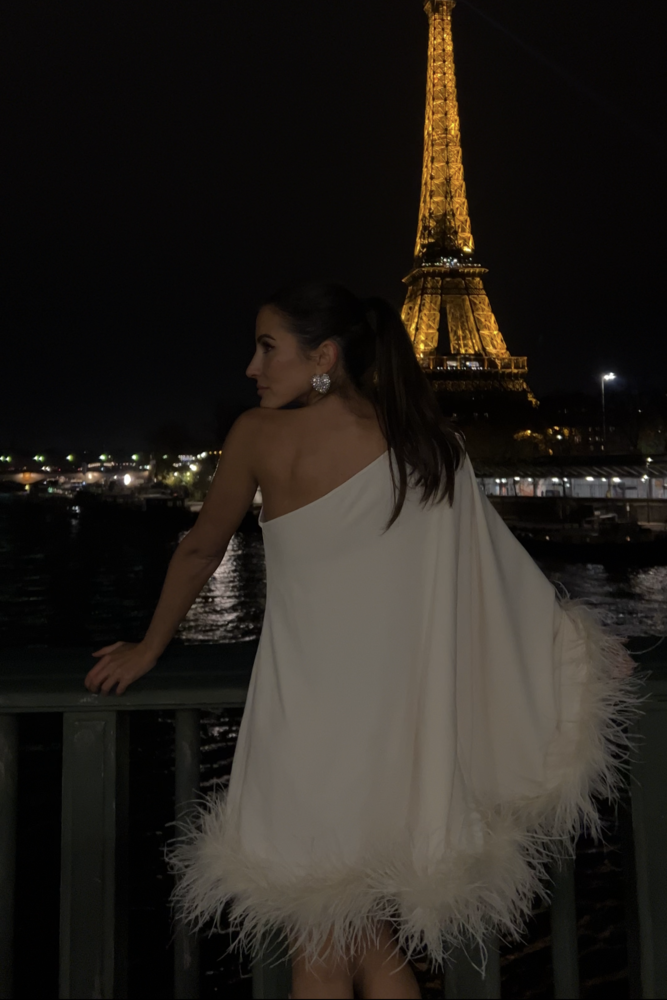 VESTIDO CORTO DE PERLAS CON MANGAS MURCIÉLAGO