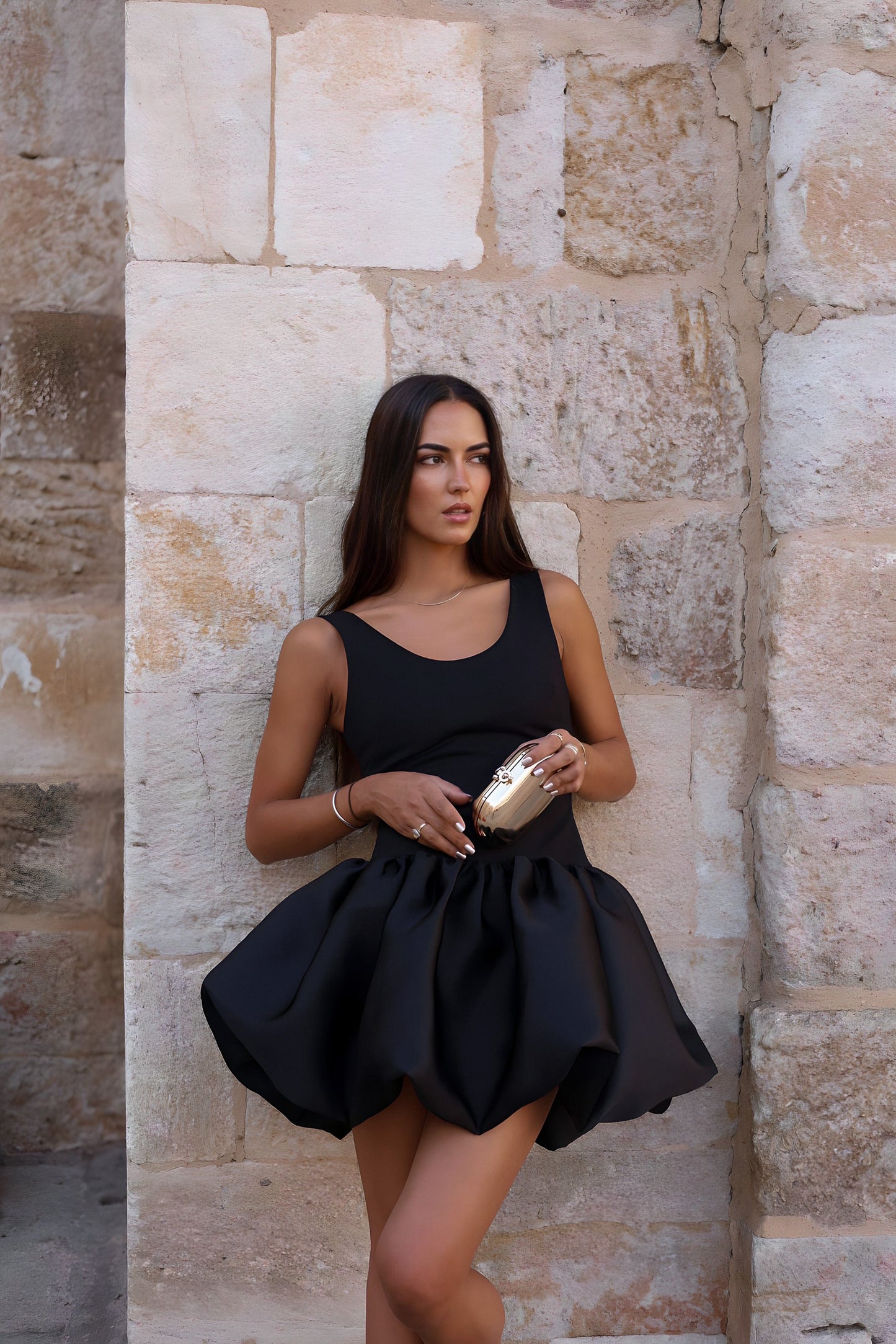 VESTIDO NEGRO CORTO DE TIRANTES CON FALDA ACAMPANADA