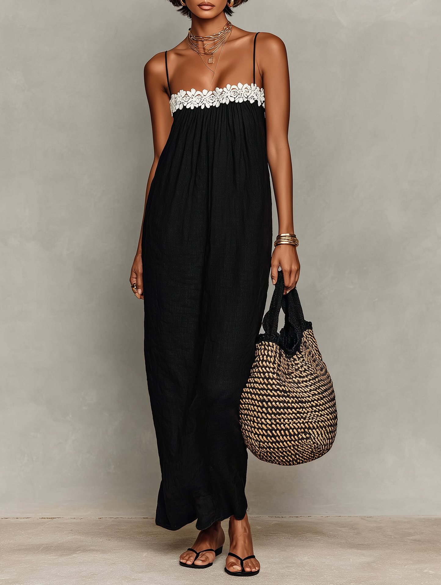 Maxi Vestido Minimalista con Panel de Encaje y Tirantes