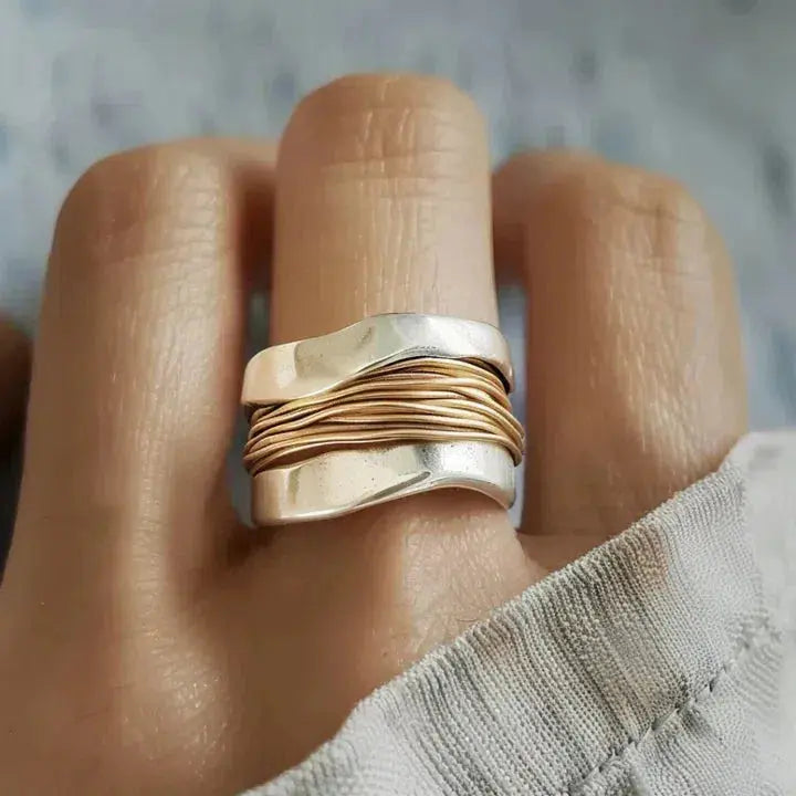 Anillo Plateado con Hilos Dorados