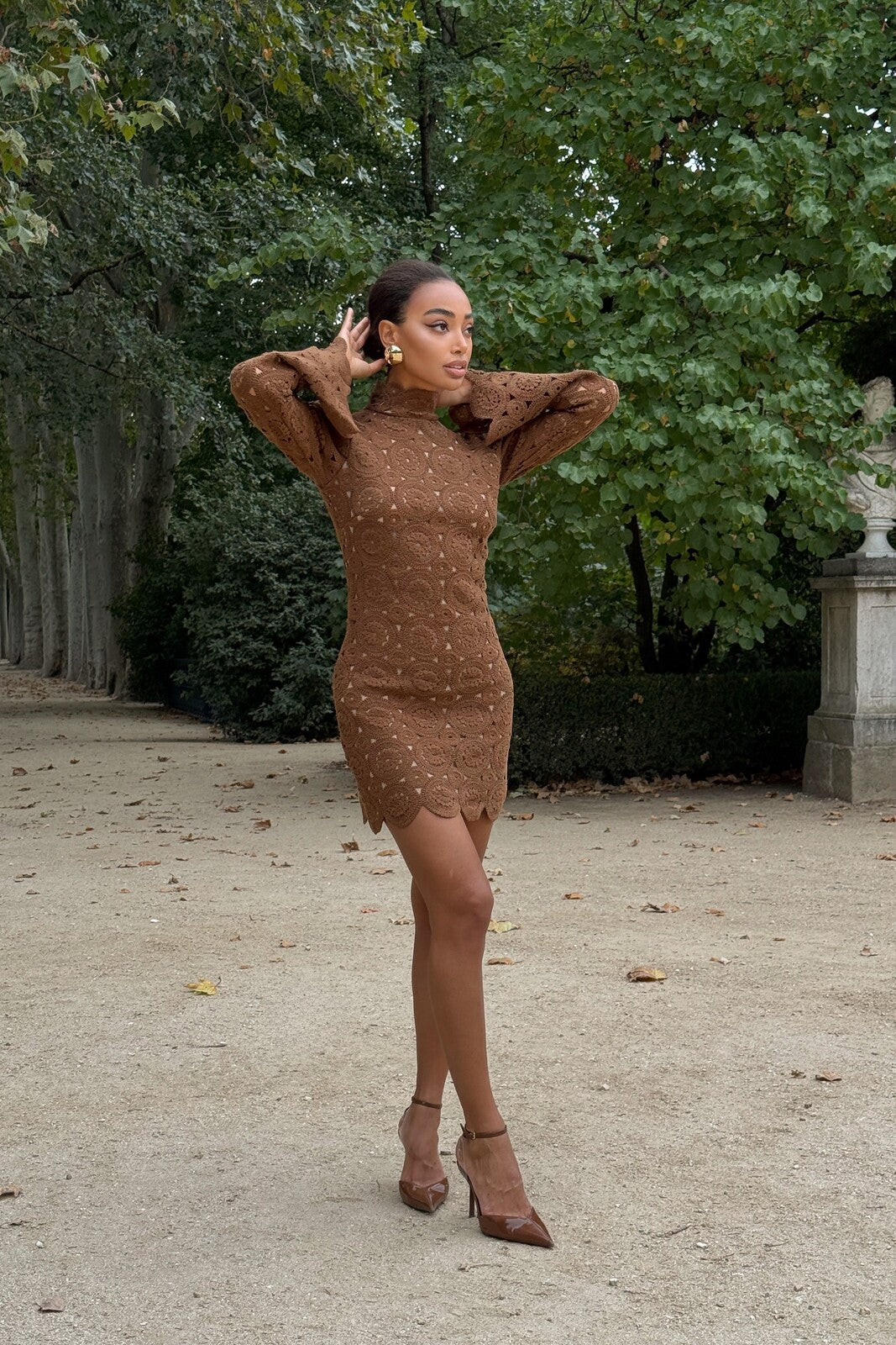 VESTIDO CORTO TRICOT ENCAJE MARRÓN