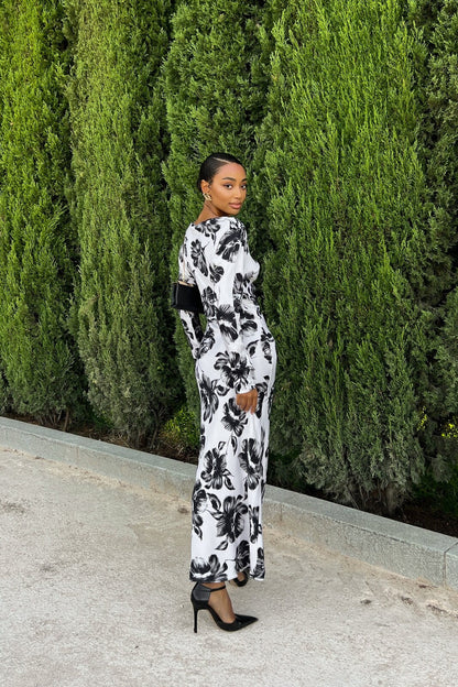 VESTIDO MIDI ESTAMPADO EN BLANCO Y NEGRO CON ESCOTE BARCO