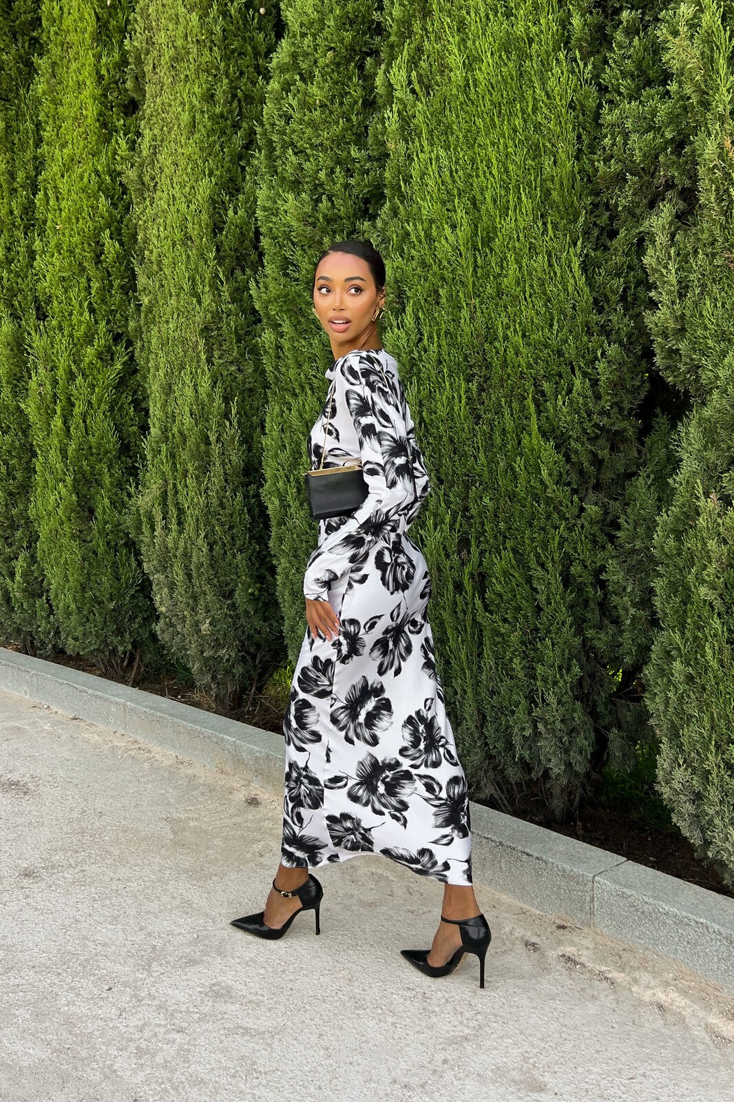 VESTIDO MIDI ESTAMPADO EN BLANCO Y NEGRO CON ESCOTE BARCO