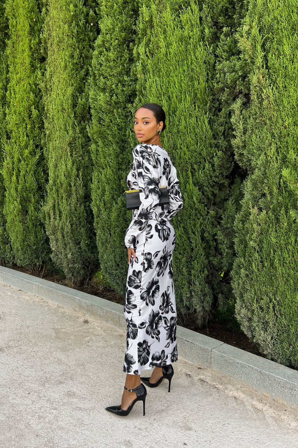 VESTIDO MIDI ESTAMPADO EN BLANCO Y NEGRO CON ESCOTE BARCO