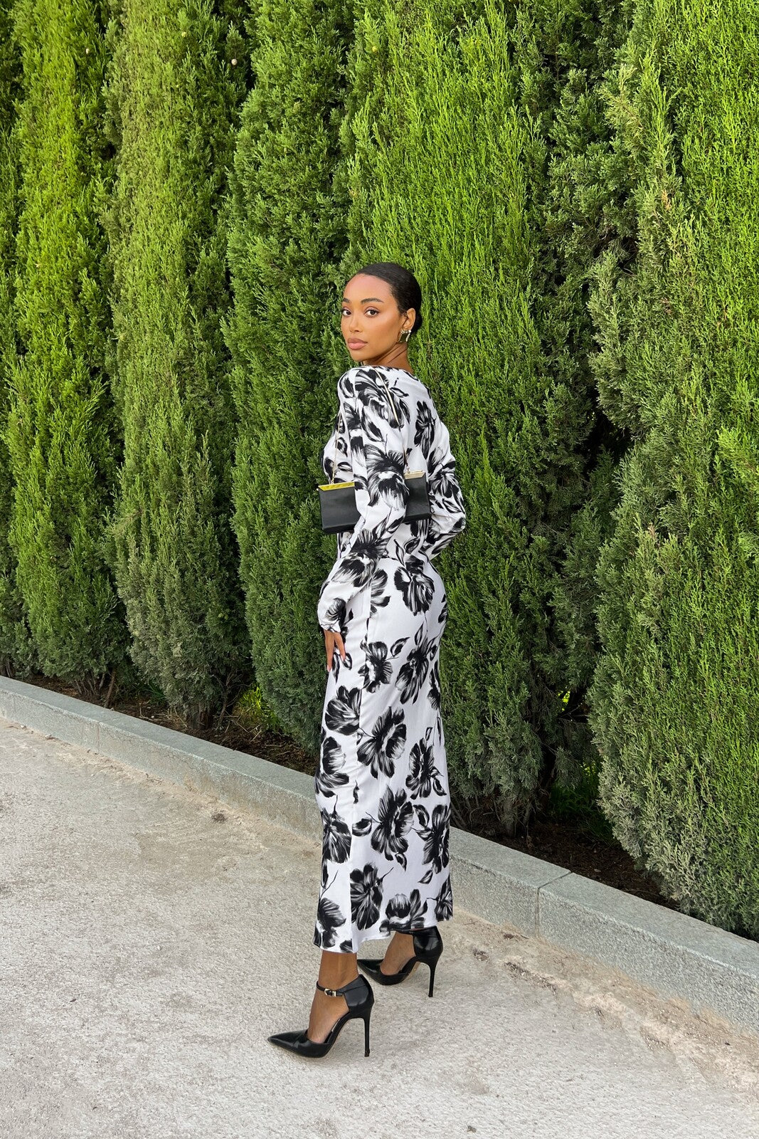 VESTIDO MIDI ESTAMPADO EN BLANCO Y NEGRO CON ESCOTE BARCO