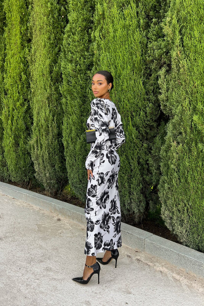 VESTIDO MIDI ESTAMPADO EN BLANCO Y NEGRO CON ESCOTE BARCO