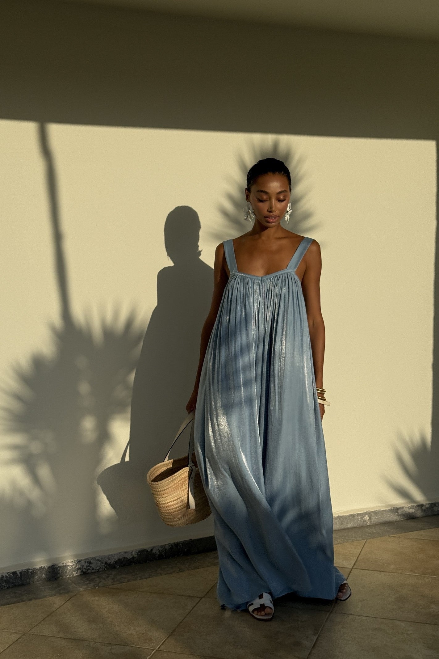 VESTIDO LARGO AZUL SATINADO CON ESPALDA ABIERTA
