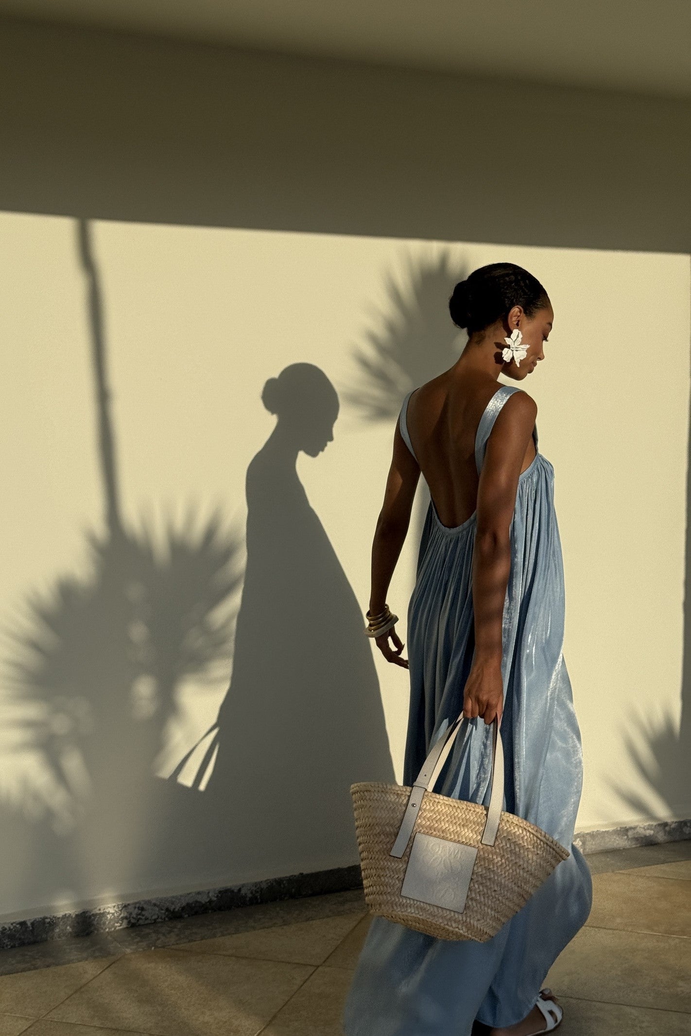 VESTIDO LARGO AZUL SATINADO CON ESPALDA ABIERTA