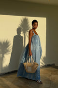 VESTIDO LARGO AZUL SATINADO CON ESPALDA ABIERTA