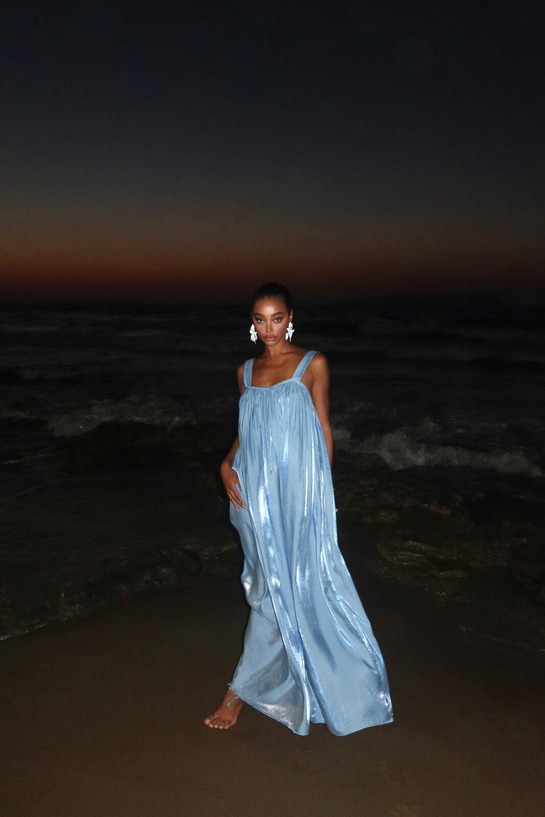 VESTIDO LARGO AZUL SATINADO CON ESPALDA ABIERTA