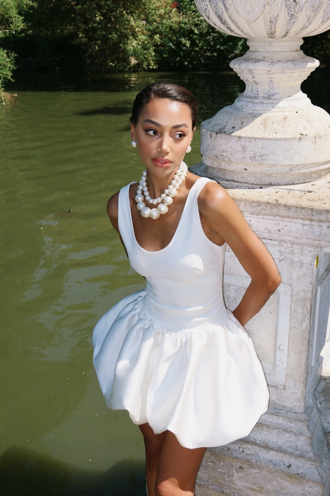 VESTIDO BLANCO CORTO DE TIRANTES CON FALDA ACAMPANADA