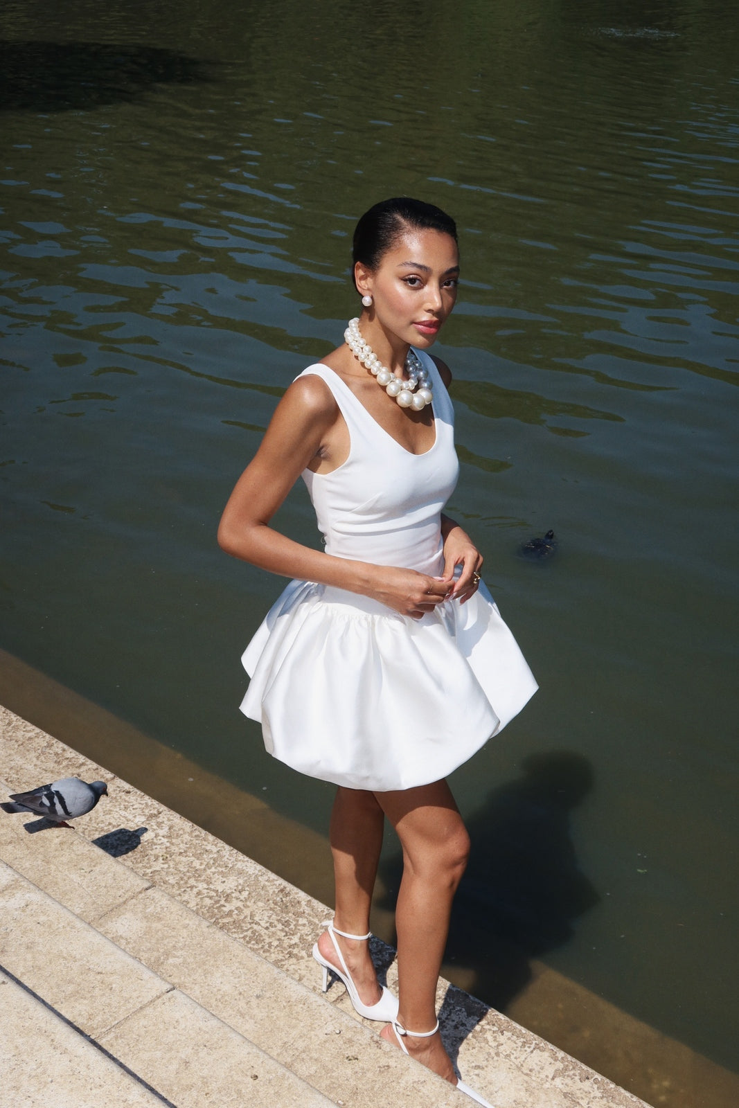 VESTIDO BLANCO CORTO DE TIRANTES CON FALDA ACAMPANADA