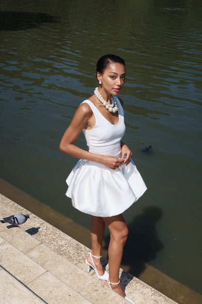 VESTIDO BLANCO CORTO DE TIRANTES CON FALDA ACAMPANADA