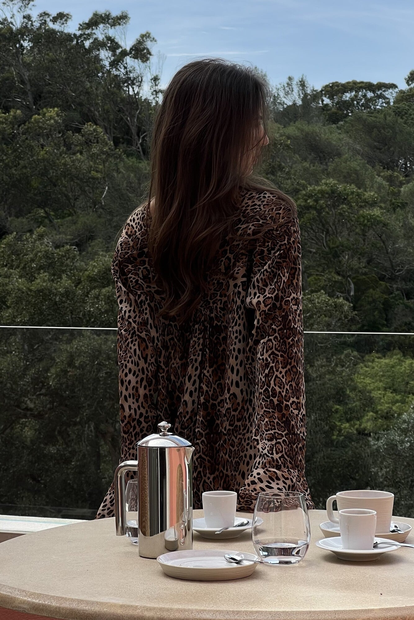 VESTIDO CORTO CON ESTAMPADO DE LEOPARDO