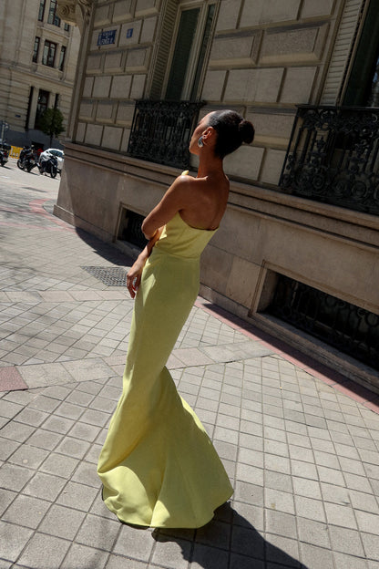 VESTIDO AMARILLO CLARO ASIMÉTRICO