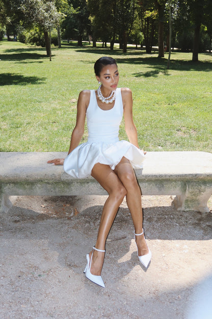 VESTIDO BLANCO CORTO DE TIRANTES CON FALDA ACAMPANADA