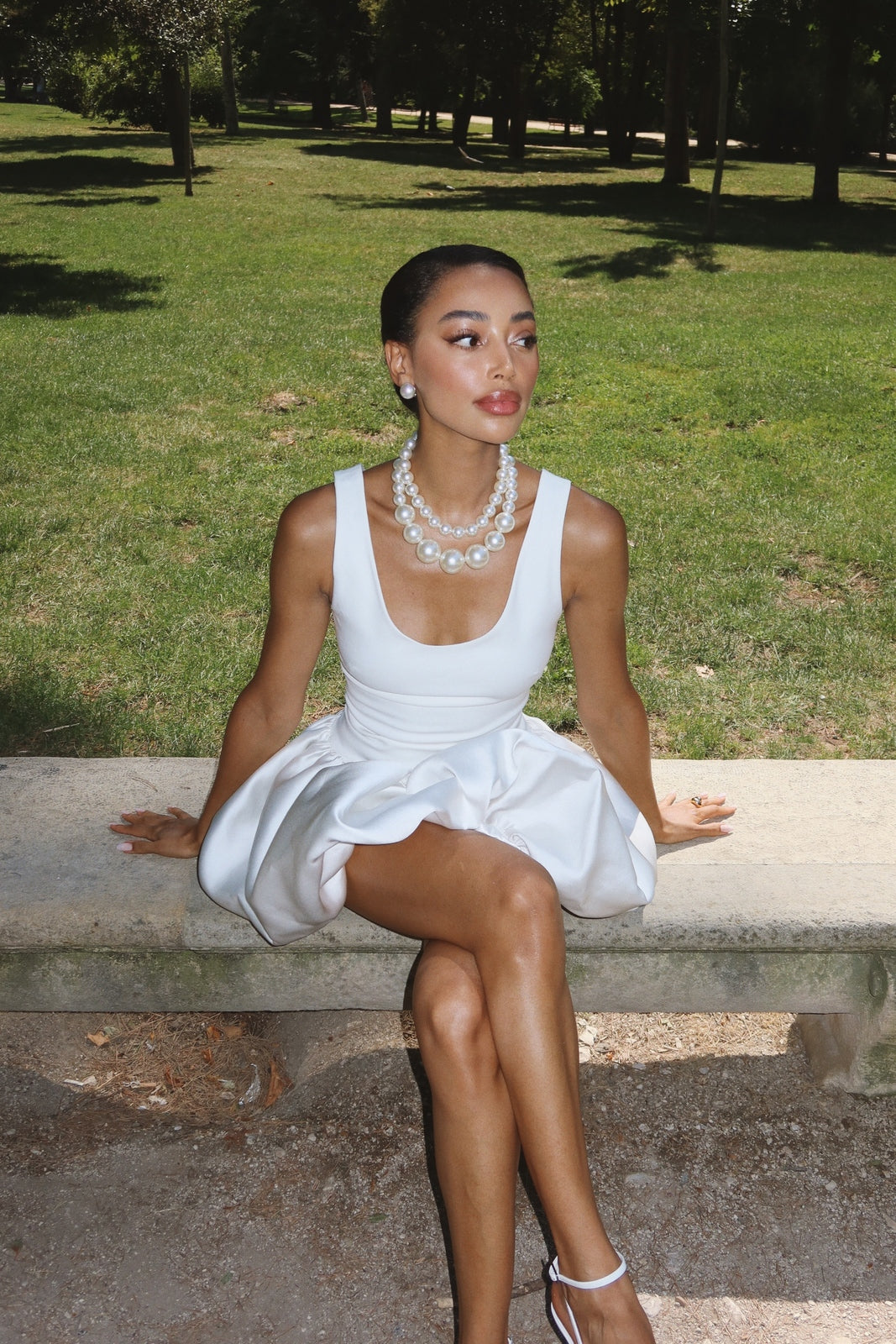 VESTIDO BLANCO CORTO DE TIRANTES CON FALDA ACAMPANADA