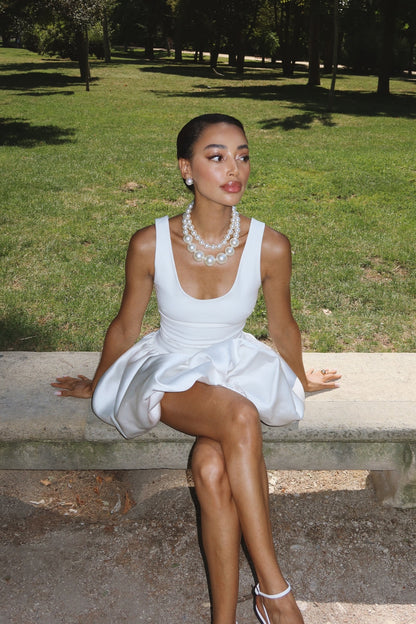VESTIDO BLANCO CORTO DE TIRANTES CON FALDA ACAMPANADA