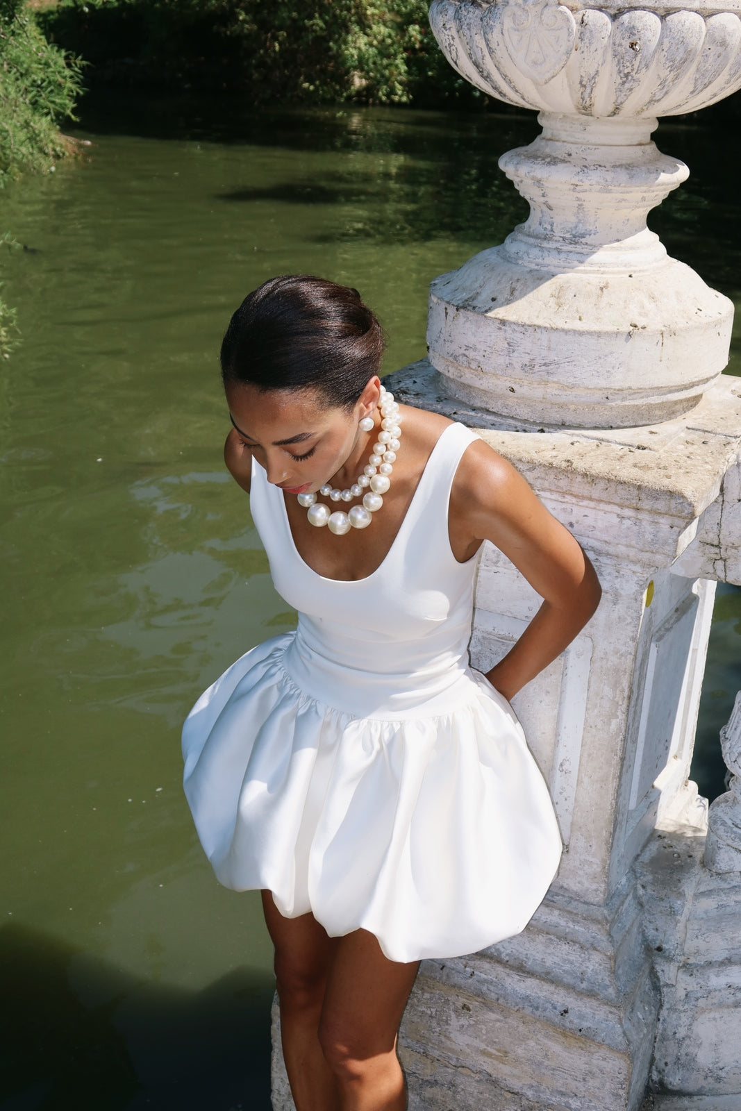 VESTIDO BLANCO CORTO DE TIRANTES CON FALDA ACAMPANADA