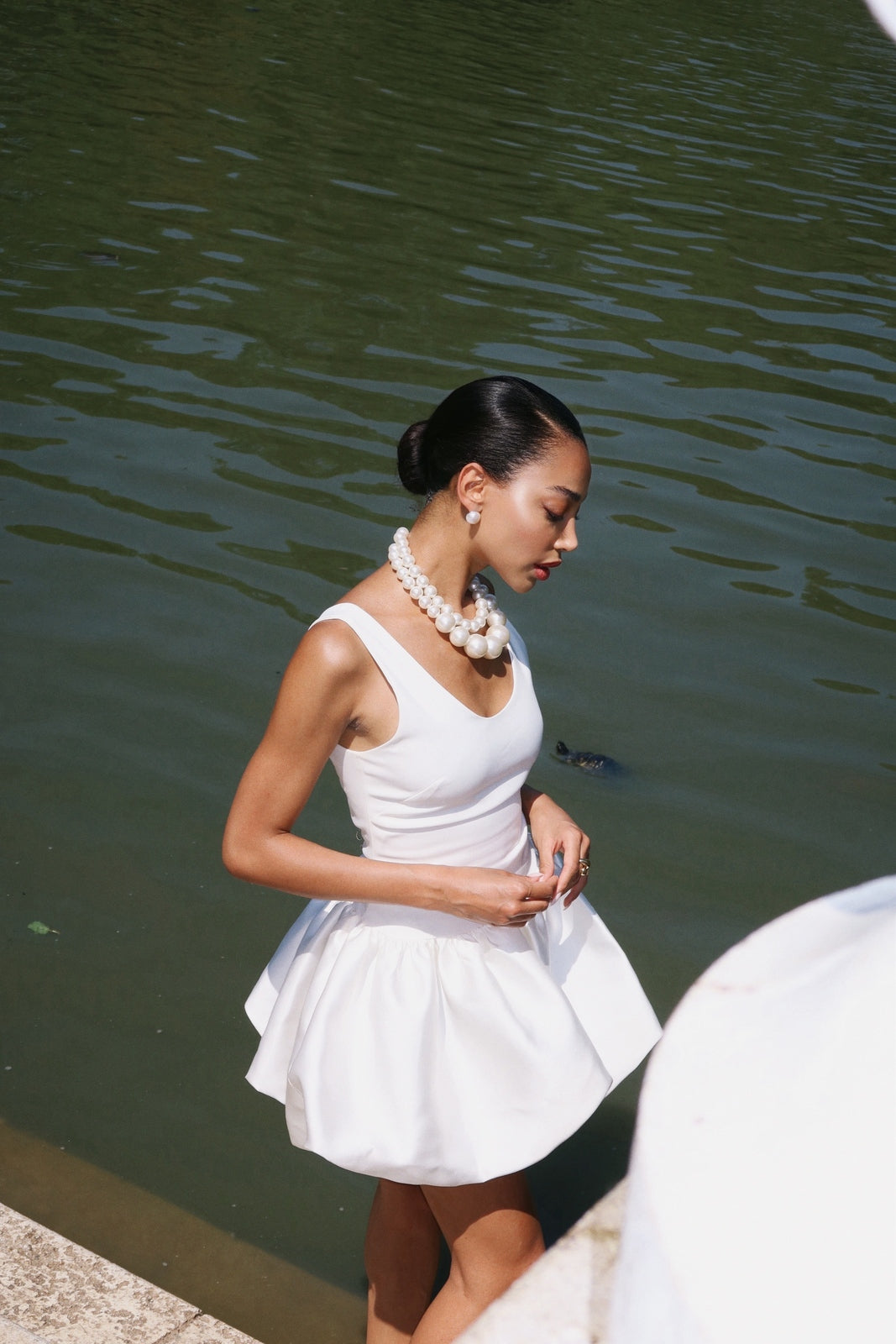 VESTIDO BLANCO CORTO DE TIRANTES CON FALDA ACAMPANADA